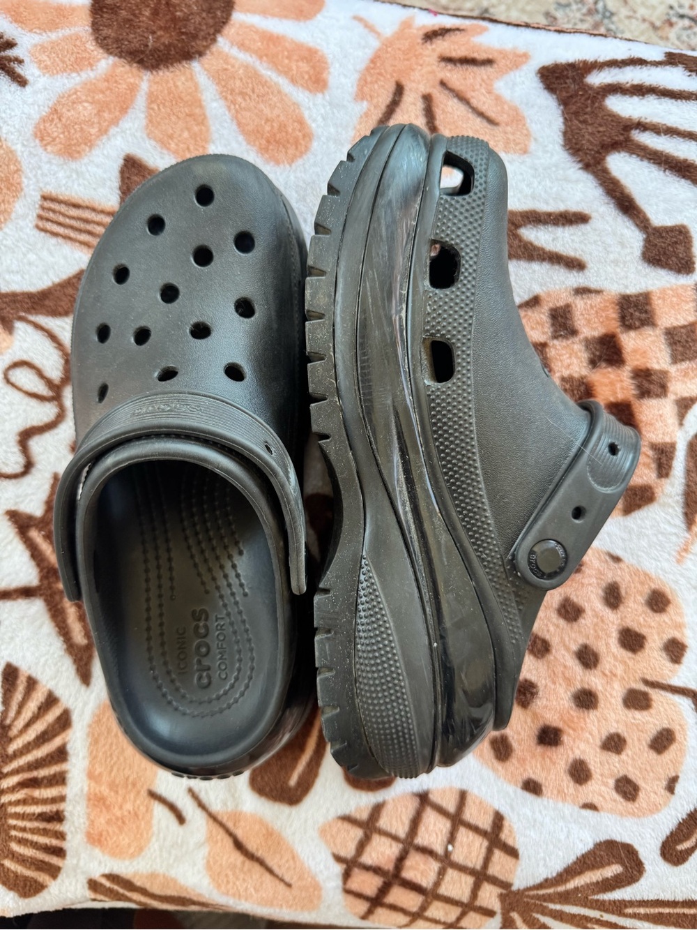 CROCS Classic Mega Crush Clog in Dark Gray/Black Women’s 8